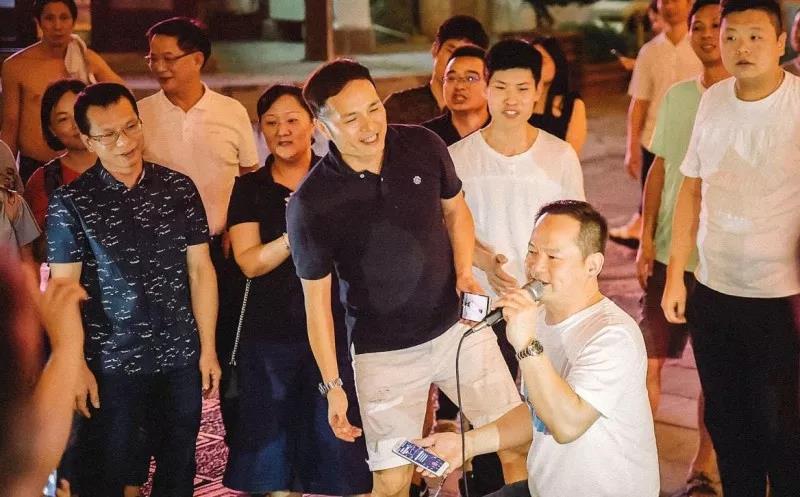 肆,香港团加入齐欢乐 香港旅游团的酱友被现场欢乐氛围感染,他们加入