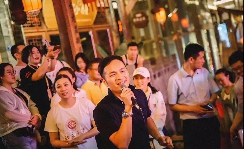 肆,香港团加入齐欢乐 香港旅游团的酱友被现场欢乐氛围感染,他们加入